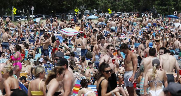 Překotné rozvolnění na plážích: Party na Mallorce i davy u moře. Hrozí facka v září?!