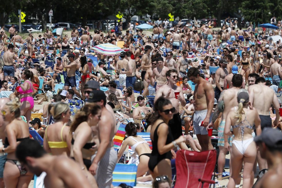 Rozvolnění v USA: Lidé v Bostonu vyrazili houfně na pláž (5. 6. 2021).