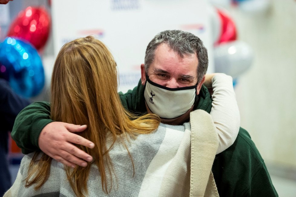 USA otevřely hranice, rodiny se po dlouhé době setkávají na letišti (8. 11. 2021) USA otevřely hranice, rodiny se po dlouhé době setkávají na letišti (8. 11. 2021)