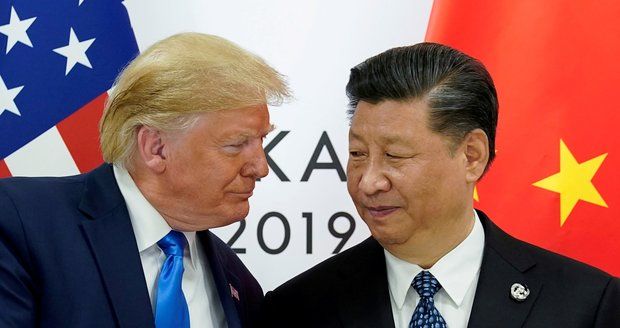 Čína se „obula“ do Trumpa a tvrdí: Američané měli koronavirus dřív než Wu-chan
