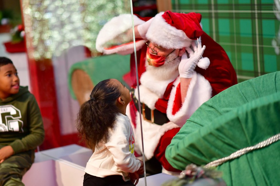 Santa Claus kvůli koronaviru těšil děti oddělený plexisklem (15. 11. 2020)