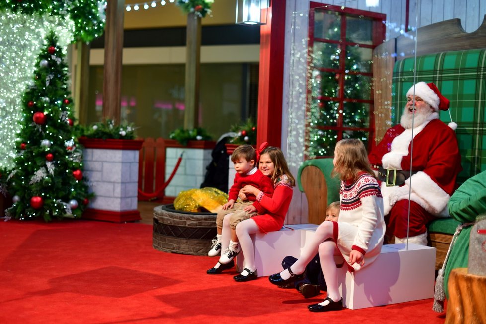 Santa Claus kvůli koronaviru těšil děti oddělený plexisklem (15. 11. 2020)