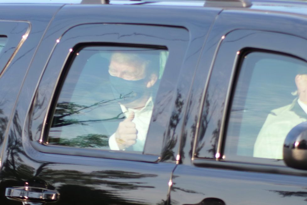 Prezident USA Donald Trump během své spanilé jízdy kolem nemocnice, (5.10.2020).