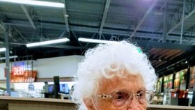 Po „koronavirovém“ vězení si Dorothy Pollacková (103) užívá svobody. Oslavila žabím tetováním a jízdou na motorce