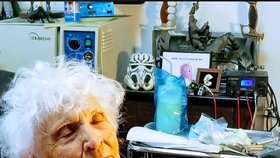 Po „koronavirovém“ vězení si Dorothy Pollacková (103) užívá svobody. Oslavila žabím tetováním a jízdou na motorce