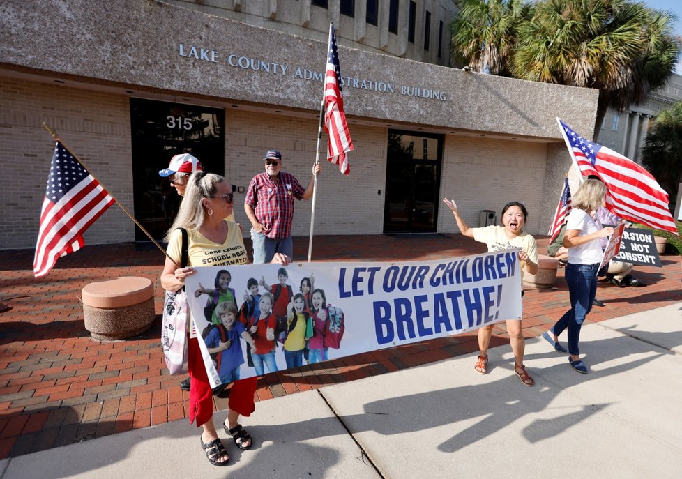 Protesty proti povinným rouškám na Floridě Protesty proti povinným rouškám na Floridě