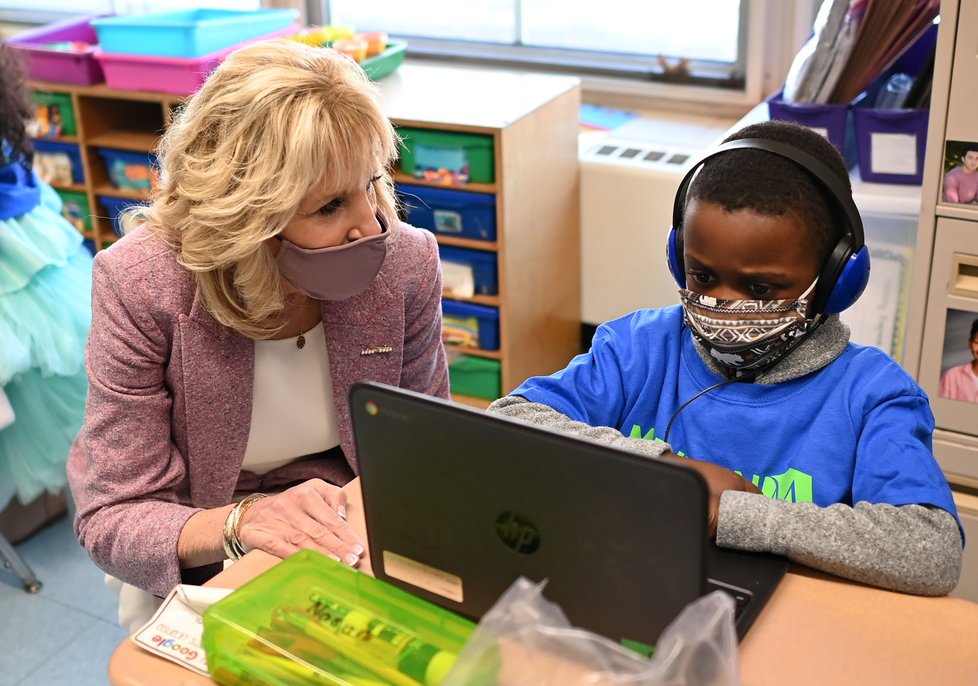 První dáma USA Jill Bidenová na návštěvě ve znovuotevřených školách (4. 3. 2021)