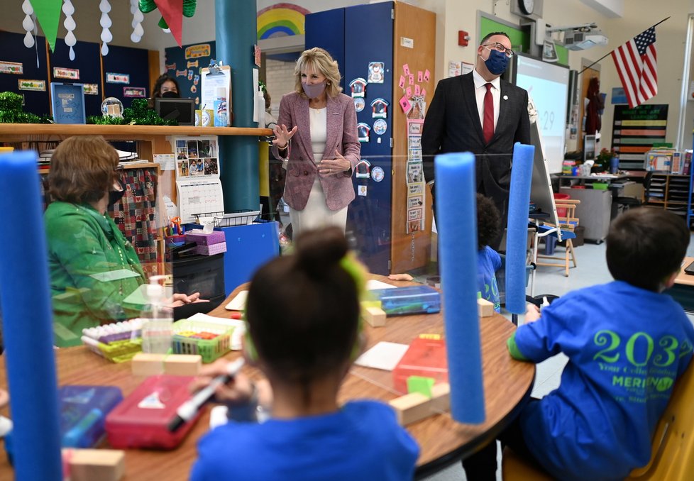 První dáma USA Jill Bidenová na návštěvě ve znovuotevřených školách (4. 3. 2021)
