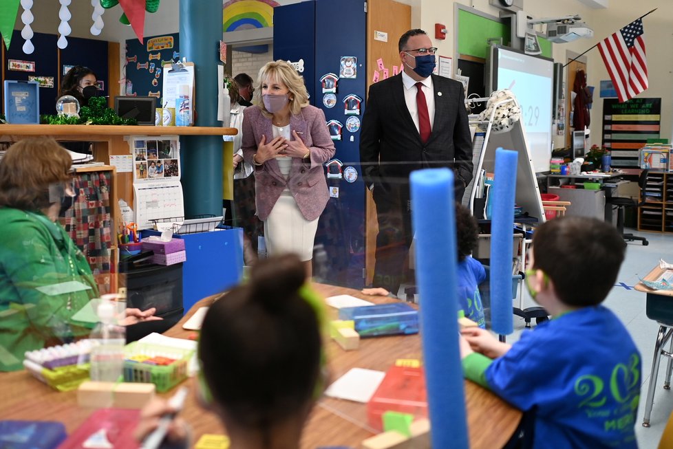 První dáma USA Jill Bidenová na návštěvě ve znovu otevřených školách, (4.03.2021).