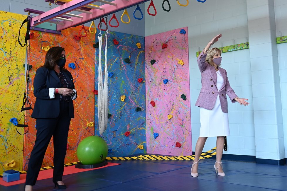 První dáma USA Jill Bidenová na návštěvě ve znovu otevřených školách, (4. 3. 2021).