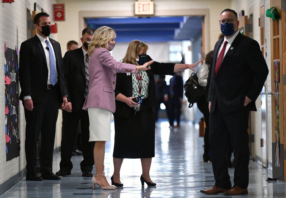 První dáma USA Jill Bidenová na návštěvě ve znovuotevřených školách (4. 03. 2021)