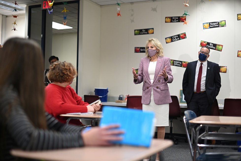 První dáma USA Jill Bidenová na návštěvě ve znovuotevřených školách (4. 03. 2021)