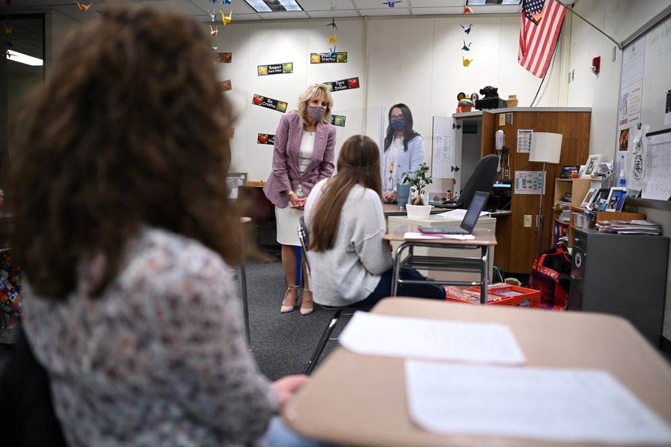 První dáma USA Jill Bidenová na návštěvě ve znovu otevřených školách, (4. 3. 2021).