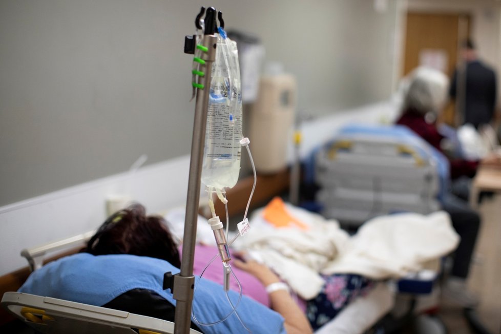 Nemocnice v USA jsou extrémně přetížené. V kalifornském Apple Valley čekají v postelích na chodbách.