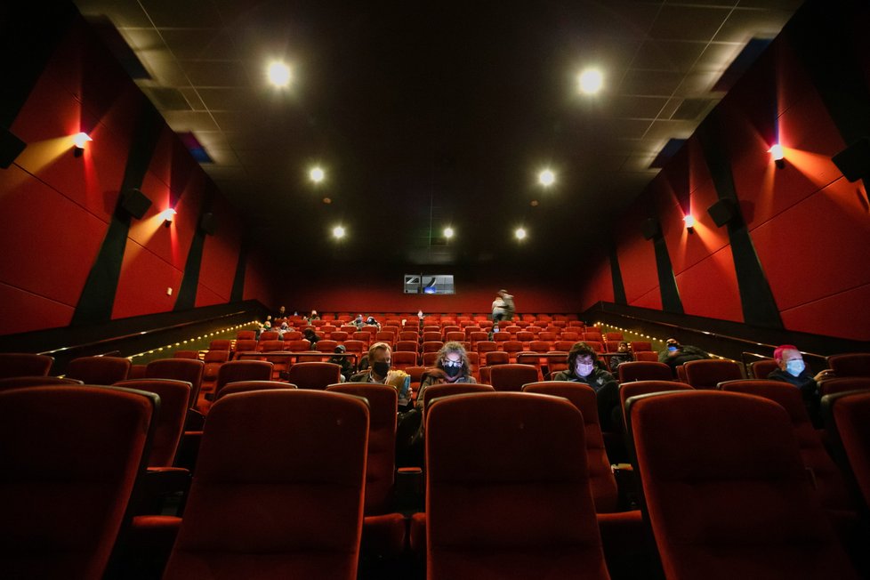 Koronavirus v USA: V Los Angeles otevřela kina, (16:03.2021).