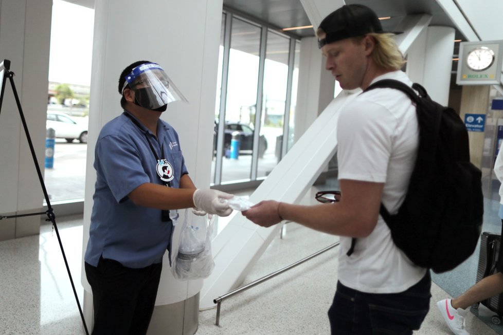 Opatření proti koronaviru na letišti v Los Angeles.