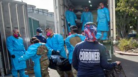Těla obětí koronaviru v Los Angeles ukládají do provizorních chladících boxů. Zdravotníkům pomáhá národní garda.