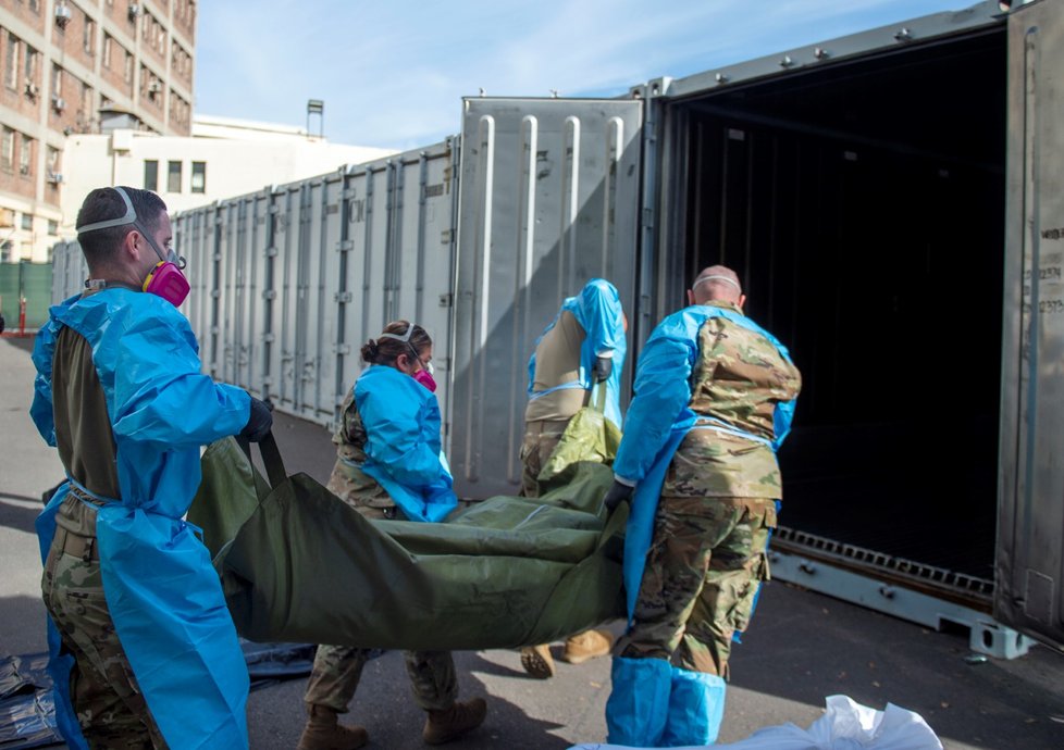 Těla obětí koronaviru v Los Angeles ukládají do provizorních chladících boxů. Zdravotníkům pomáhá národní garda.