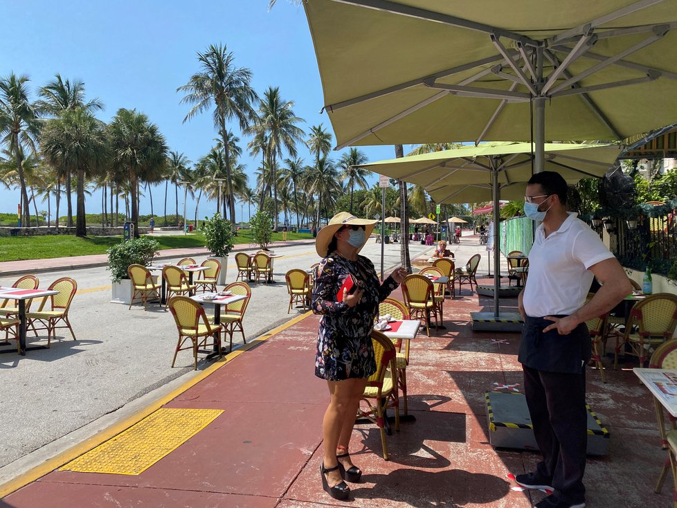 Jindy přeplněné bary na americké Miami Beach nyní zejí prázdnotou. (27.5.2020)