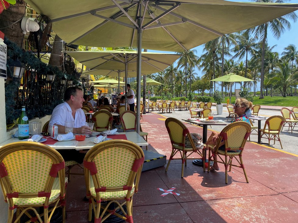 Jindy přeplněné bary na americké Miami Beach nyní zejí prázdnotou. (27. 5. 2020)