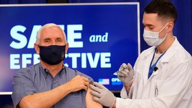 Americký viceprezident Mike Pence se nechal před kamerami očkovat proti covidu.