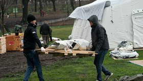 New York je nadále americkým epicentrem koronaviru: V newyorském parku Central Park vznikají polní nemocnice, (31.03.2020).