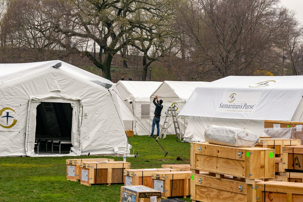 New York je nadále americkým epicentrem koronaviru: V newyorském parku Central Park vznikají polní nemocnice, (31.03.2020).