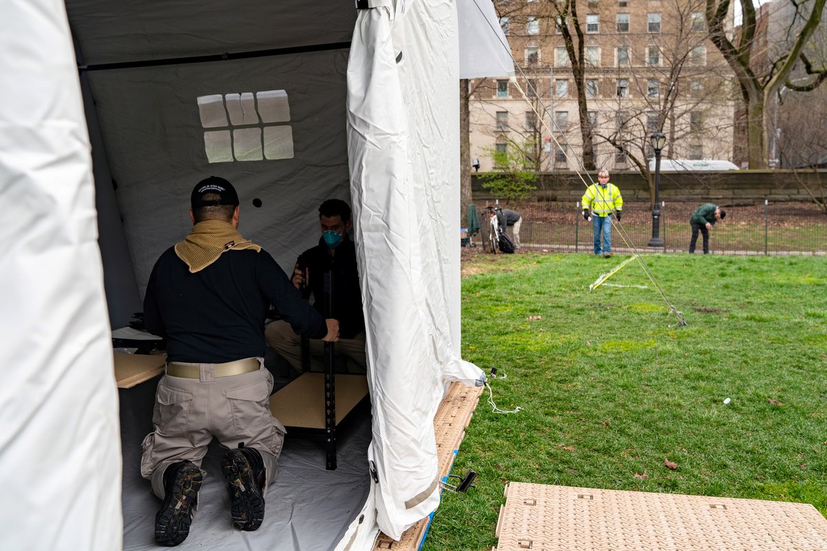 New York je nadále americkým epicentrem koronaviru: V newyorském parku Central Park vznikají polní nemocnice, (31.03.2020).