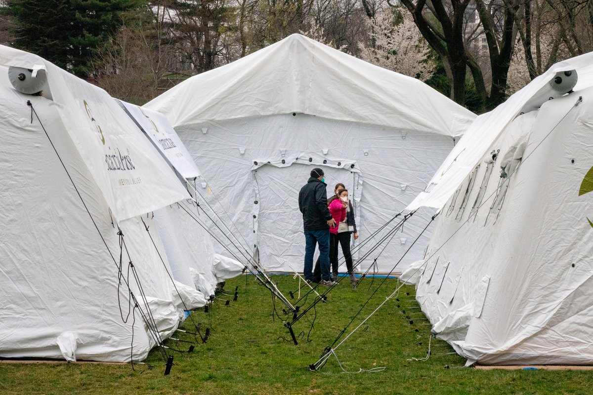 New York je nadále americkým epicentrem koronaviru: V newyorském parku Central Park vznikají polní nemocnice, (31.03.2020).