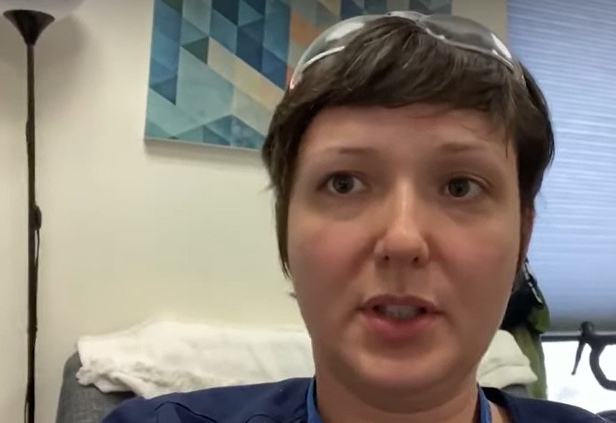 Lékařka z newyorské nemocnice Elmhurst Colleen Smithová promluvila o krizi nemocnic.