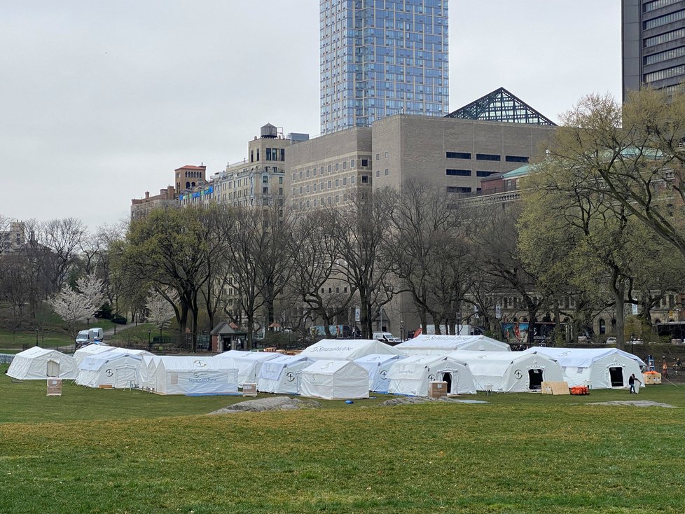 New York je nadále americkým epicentrem koronaviru: V newyorském parku Central Park vznikají polní nemocnice (31. 03. 2020).