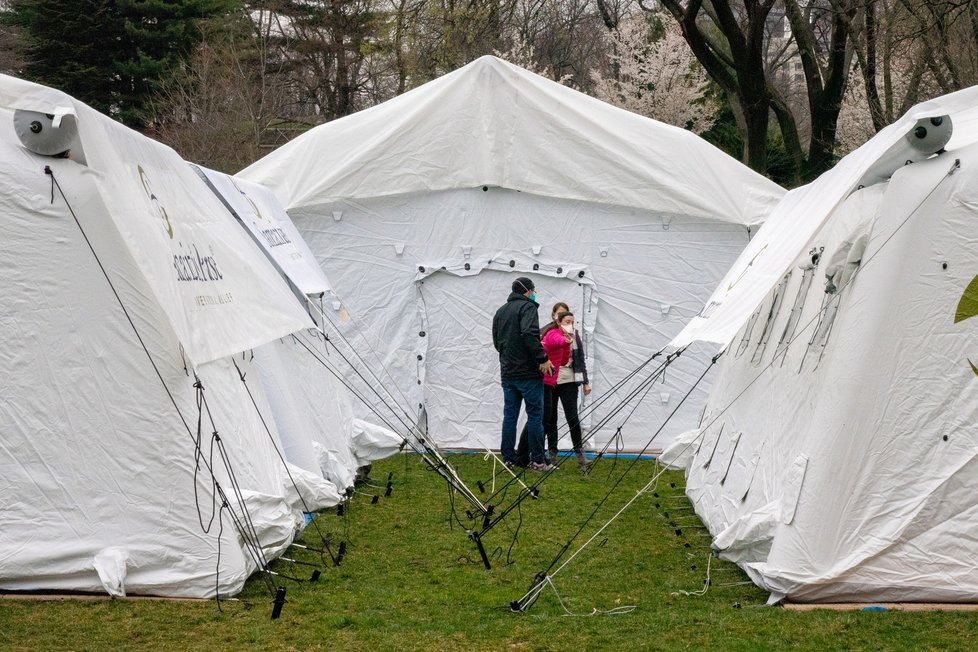 New York je nadále americkým epicentrem koronaviru: V newyorském parku Central Park vznikají polní nemocnice (31. 03. 2020).