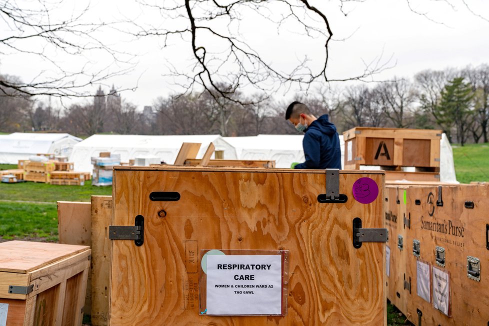 New York je nadále americkým epicentrem koronaviru: V newyorském parku Central Park vznikají polní nemocnice, (31.03.2020).