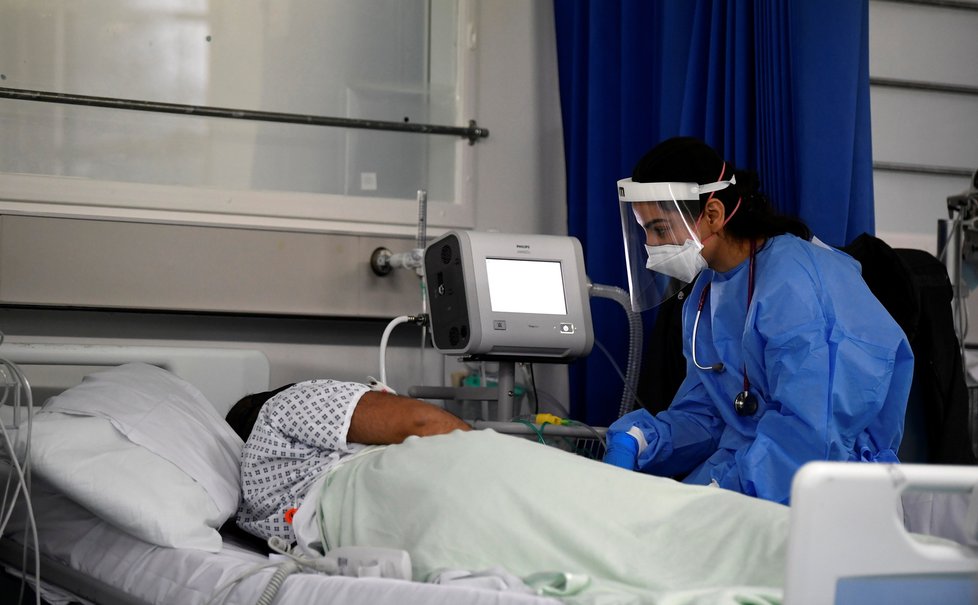 Pacient s těžkou formou covidu-19, (ilustrační foto). Pacient s těžkou formou covidu-19, (ilustrační foto).