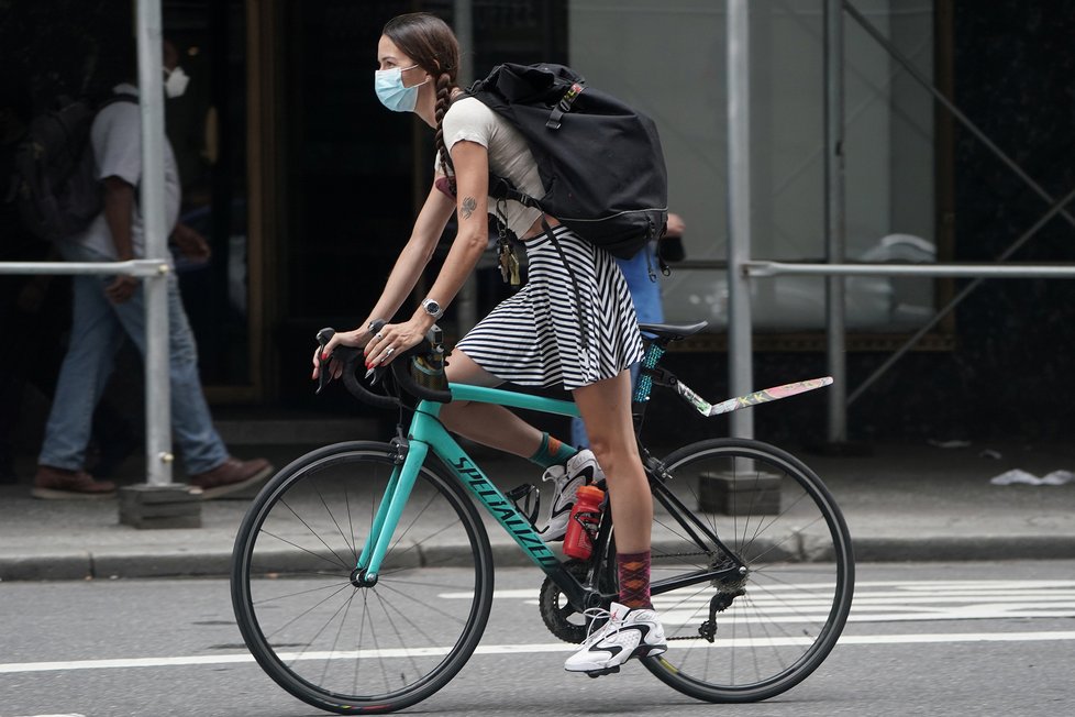 Koronavirus v USA: Rouška se stala nedílnou součástí výstroje newyorských cyklistů.