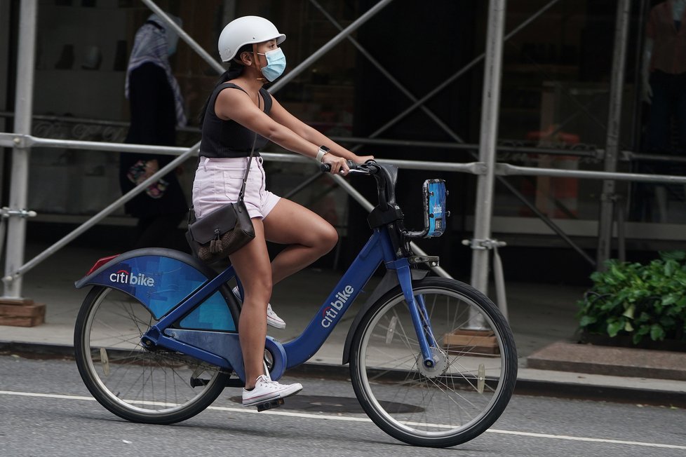 Koronavirus v USA: Rouška se stala nedílnou součástí výstroje newyorských cyklistů.