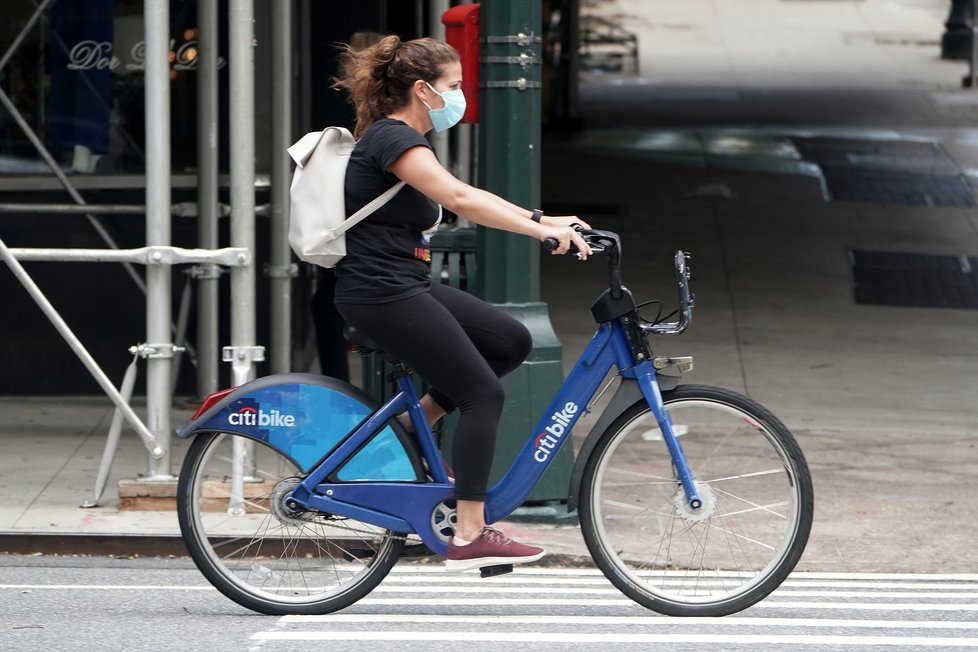 Koronavirus v USA: Rouška se stala nedílnou součástí výstroje newyorských cyklistů.