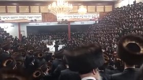 Židovská komunita z newyorského Brooklynu porušuje koronavirová opatření, rabín uspořádal vnukovi velkou svatbu.