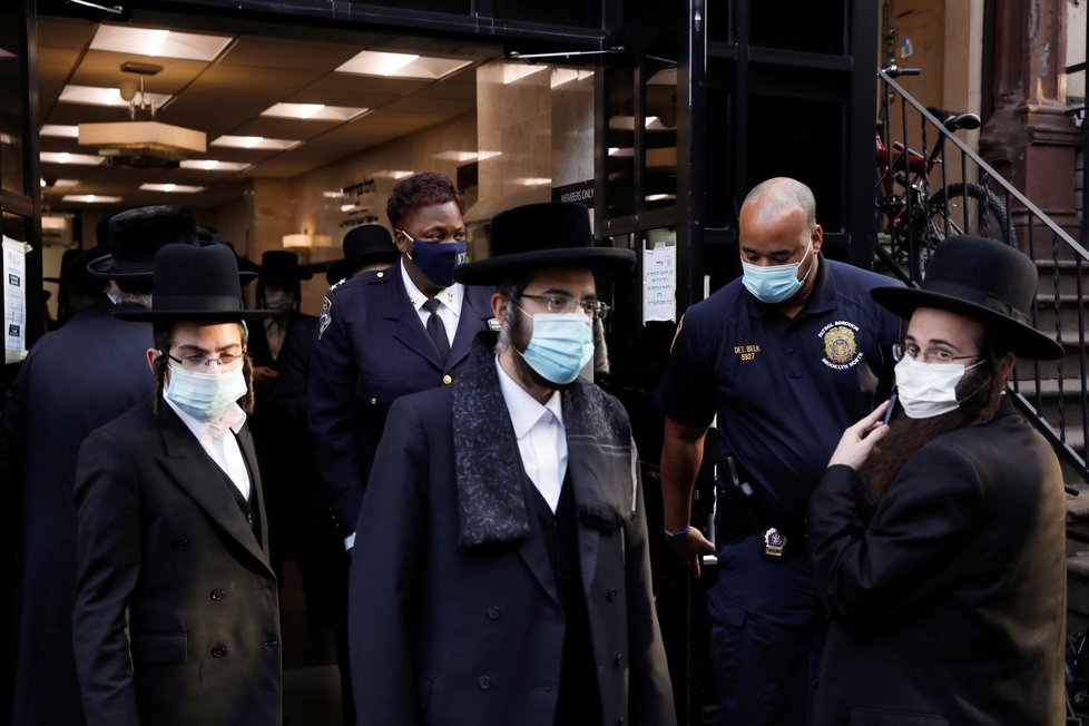 Židovská komunita z newyorského Brooklynu porušuje koronavirová opatření, rabín uspořádal vnukovi velkou svatbu.
