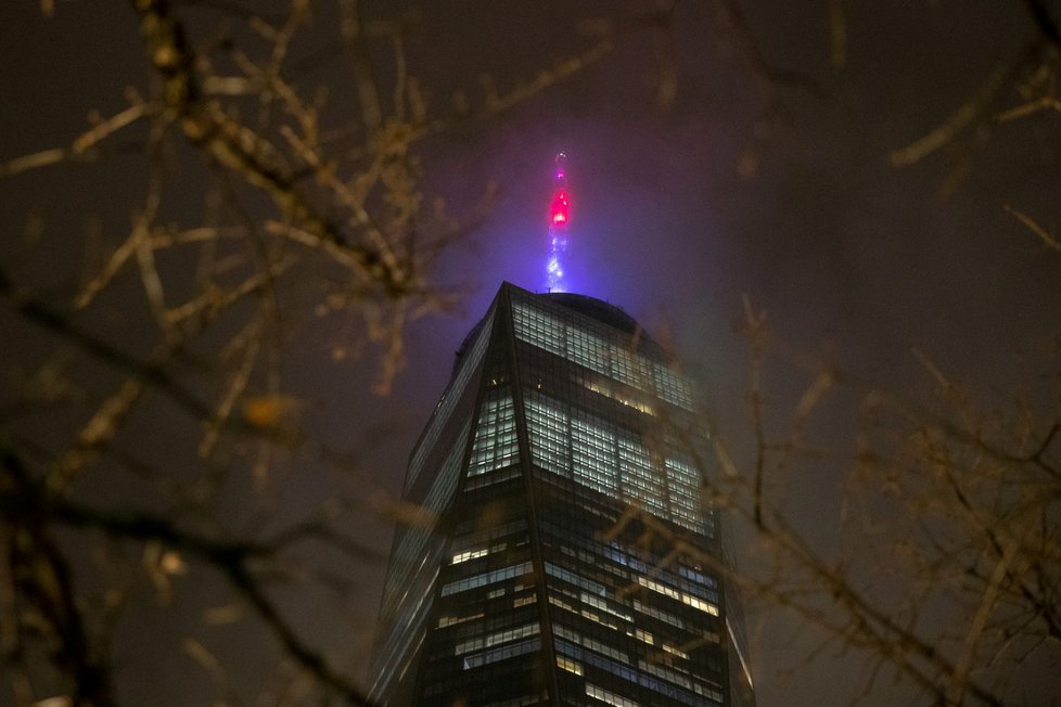 Budova World Trade Center v New Yorku nasvícená do amerických národních barev.