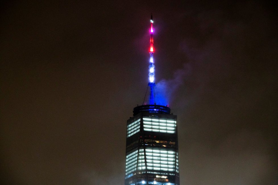 Budova World Trade Center v New Yorku nasvícená do amerických národních barev.