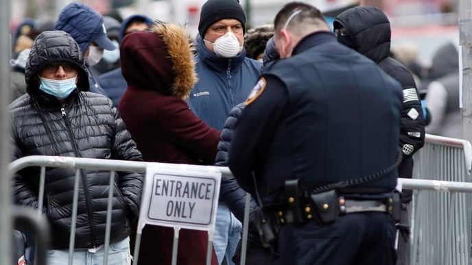 Lidé v New Yorku stojí dlouhé fronty na testy na koronavirus. (25.3.2020)