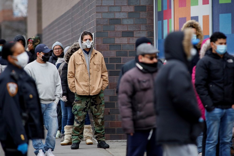 Lidé v New Yorku stojí dlouhé fronty na testy na koronavirus. (25. 3. 2020)