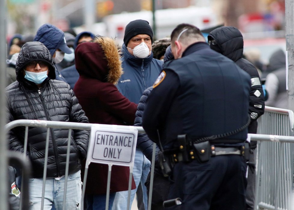 Lidé v New Yorku stojí dlouhé fronty na testy na koronavirus. (25.3.2020)