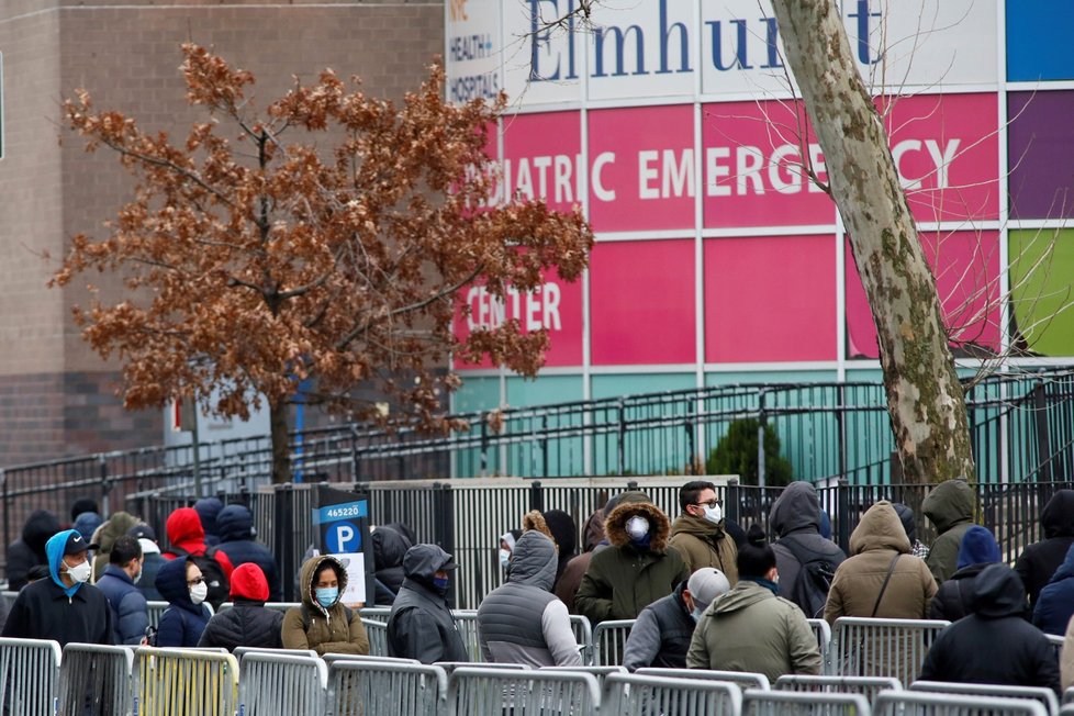 Lidé v New Yorku stojí dlouhé fronty na testy na koronavirus. (25.3.2020)