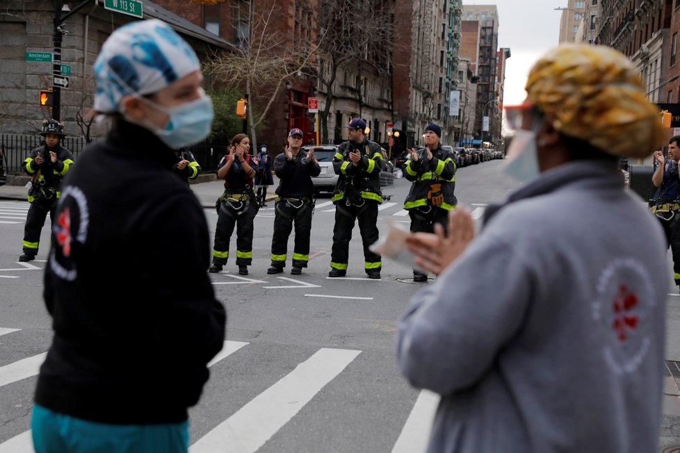 USA se dál potýkají s koronavirovou infekcí.