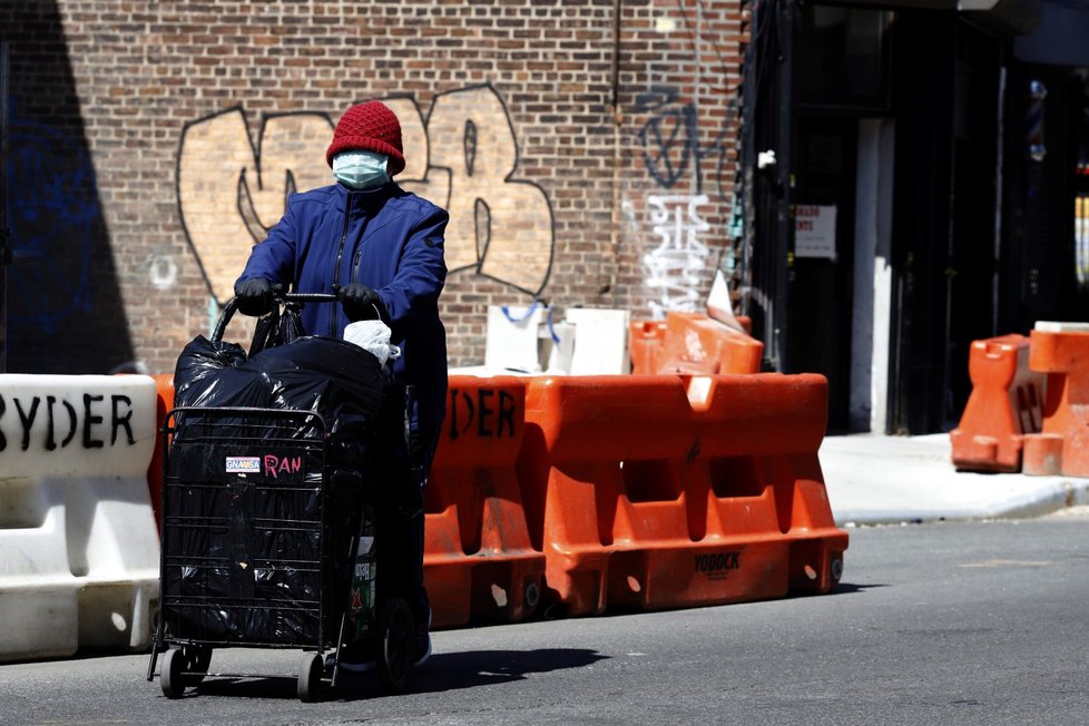 Starosta New Yorku Bill de Blasio vyzval obyvatele města, aby si na veřejnosti zakrývali nos a ústa.