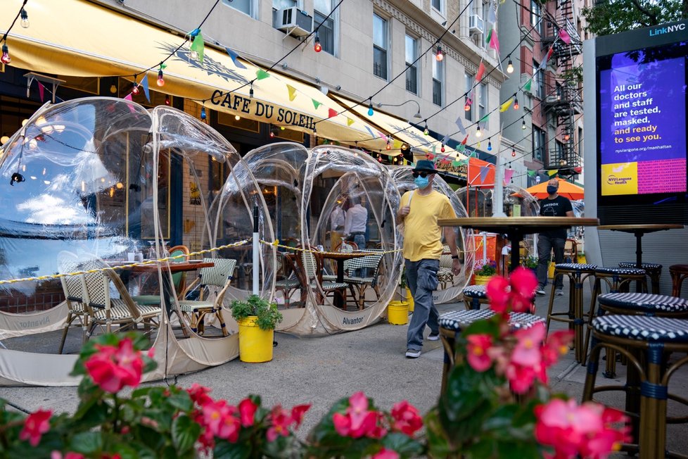 S netradiční novinkou přišla kavárna v New Yorku. Hosty usazuje do &#34;bublin&#34;.