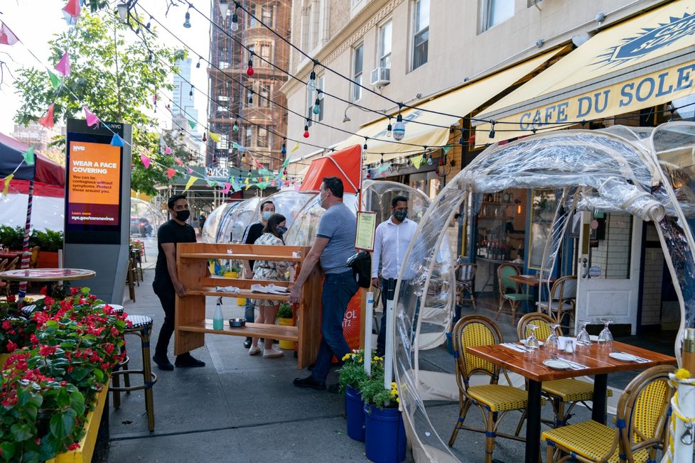 S netradiční novinkou přišla kavárna v New Yorku. Hosty usazuje do &#34;bublin&#34;.