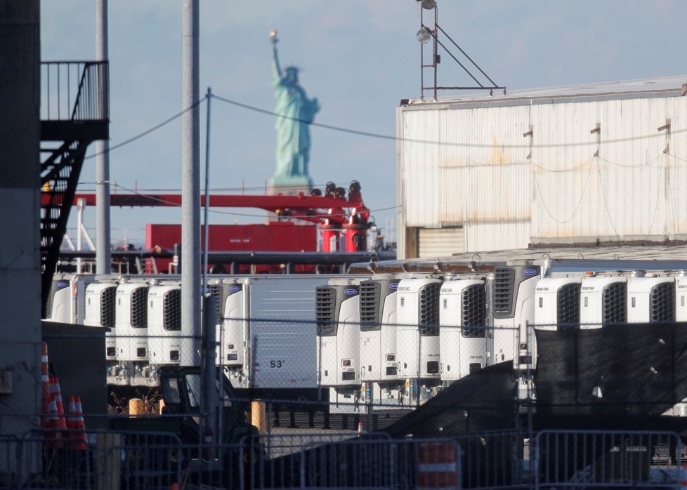 Dočasná márnice složená z chladírenských vozů v New Yorku.